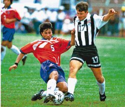 La selección de Chile visitará Costa Rica el 21 de marzo para enfrentar a la Tricolor, al igual que lo hizo el 4 de agosto de 1996, cuando Ricardo Rojas (5) marcó a Rolando Fonsec