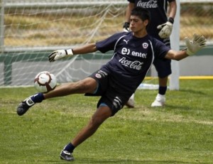 portero-claudio-santis-equipo-chileno-sub-20-futbol-patea-pelota-sesion-practica-arequipa-rf_377533